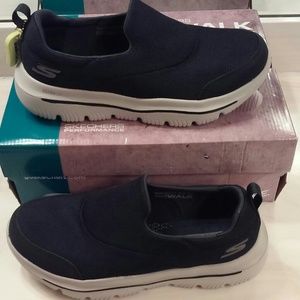 Sketchers Go-Walk Sneakers